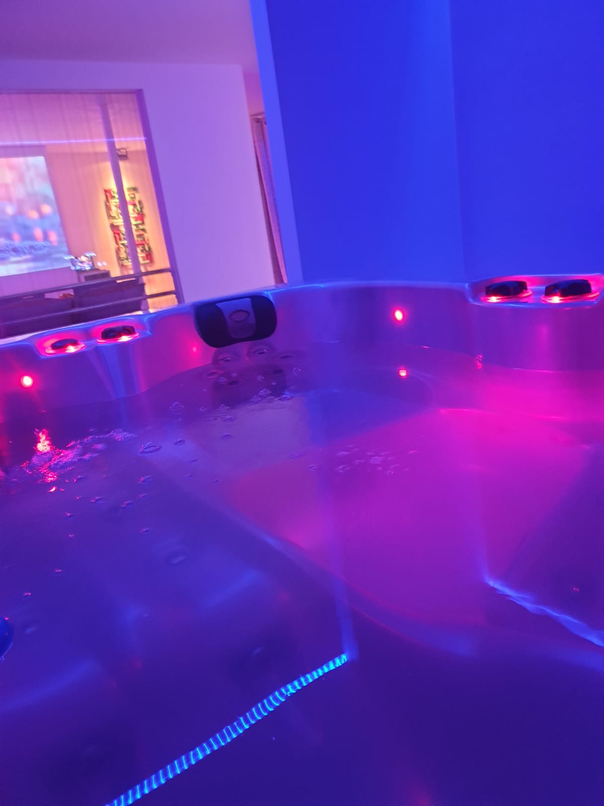 Jacuzzi intérieur avec lumières