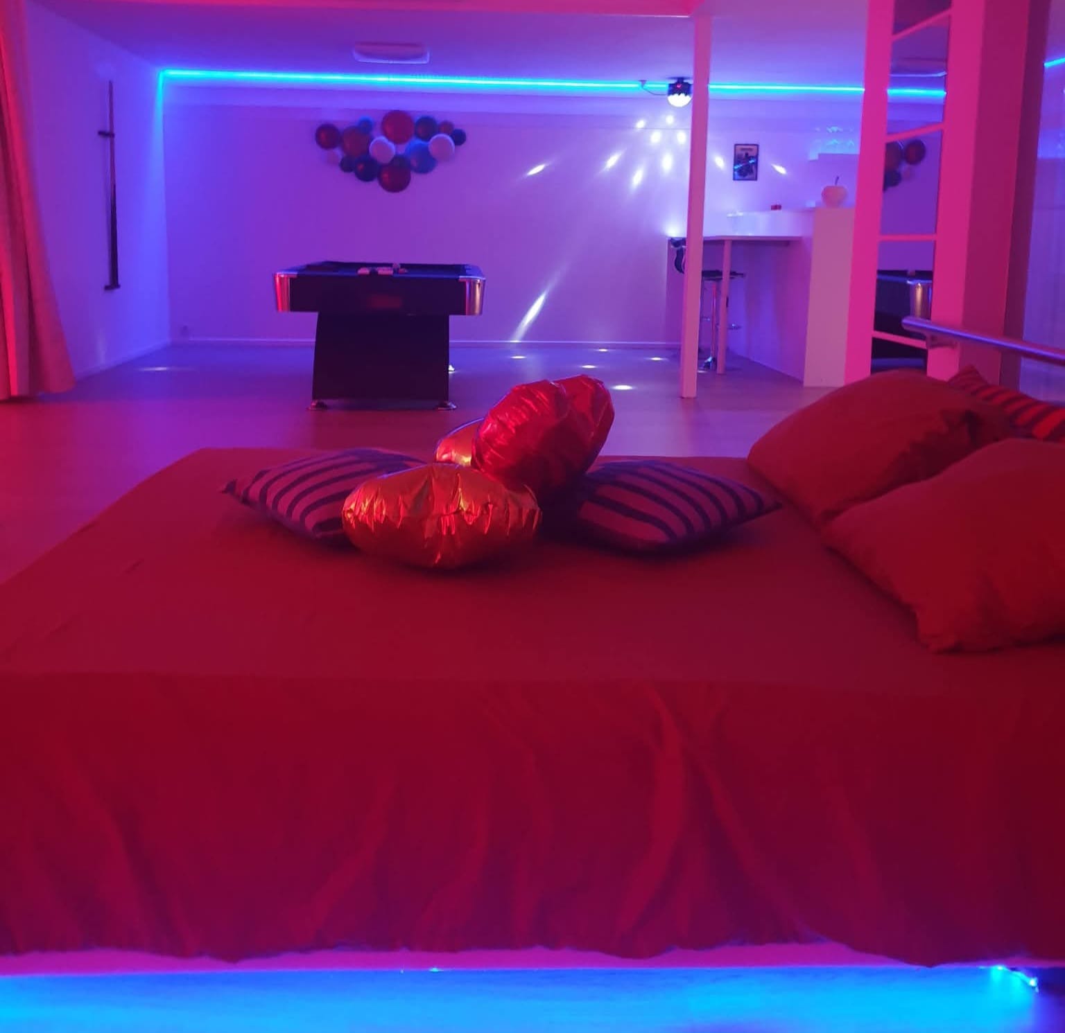 Lit et billard de la suite Le Luxe
